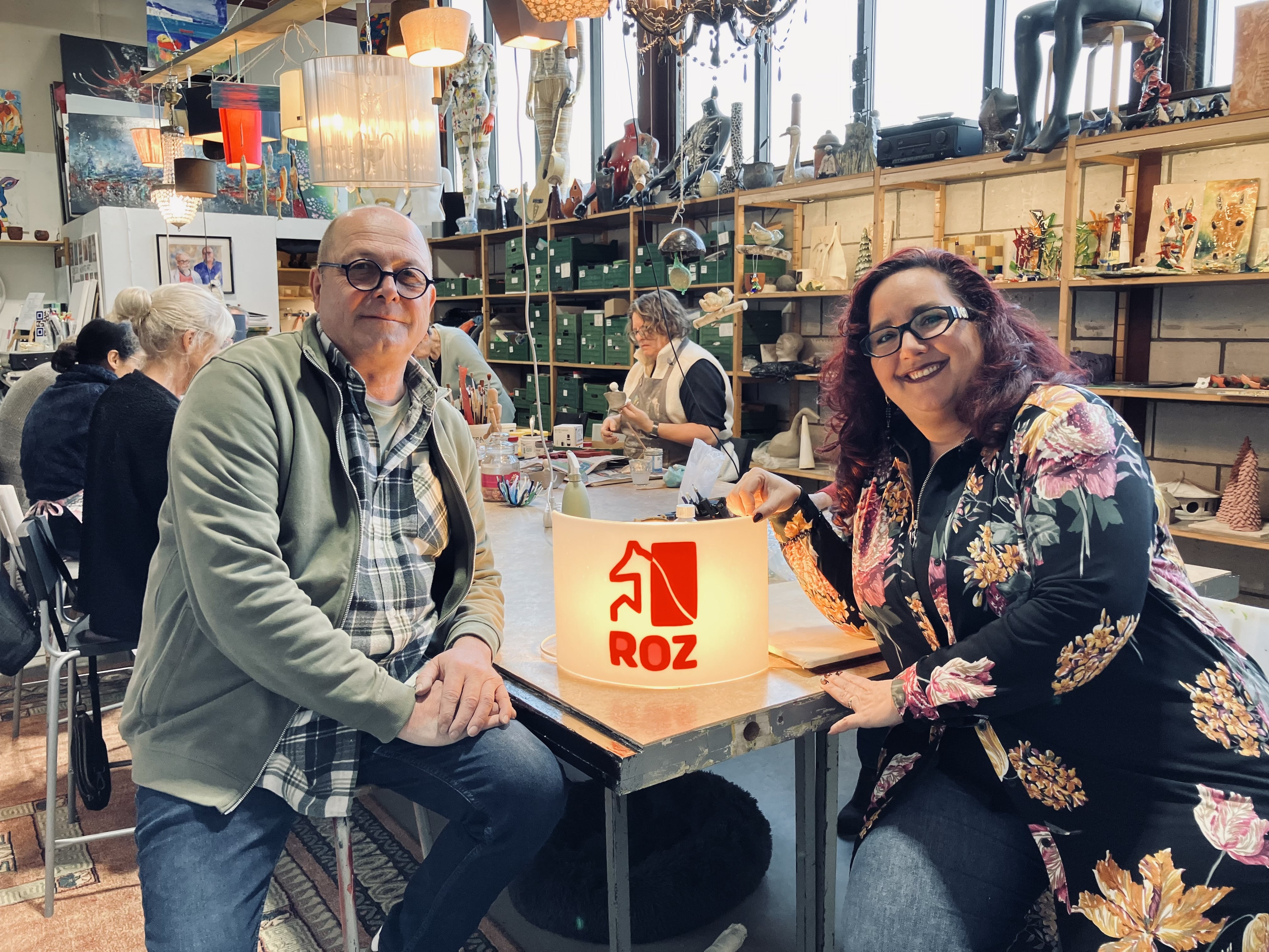 Andreas en Ilona met ROZ-lamp