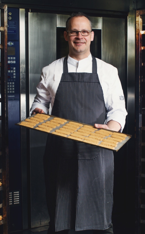 Jan van Gustaf met koekjes