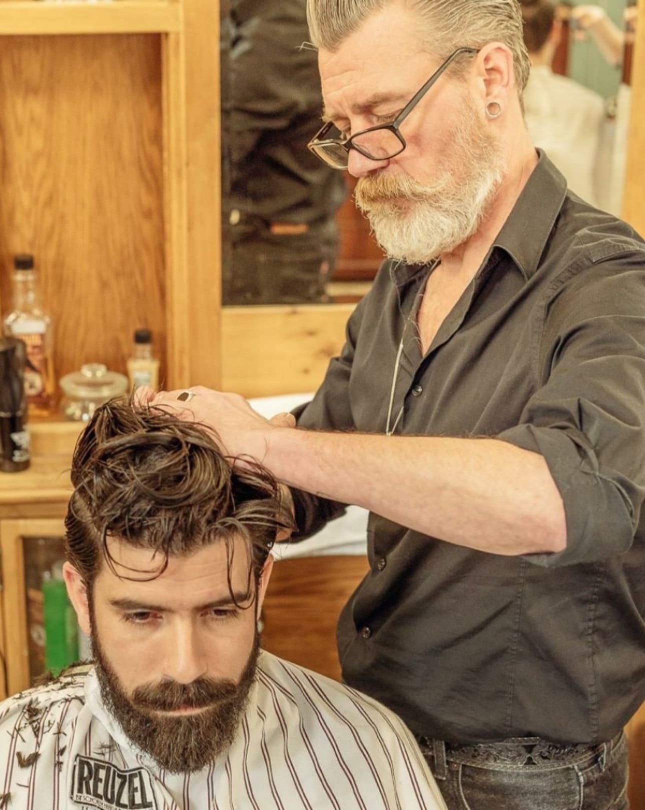 Leon Wiggers van Sick Puppy Barber Parlour knipt