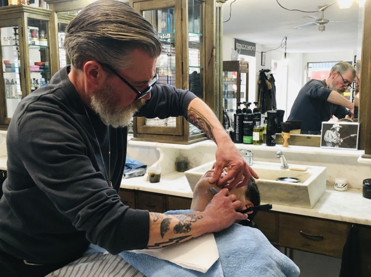 Leon Wiggers van Sick Puppy Barber Parlour scheert