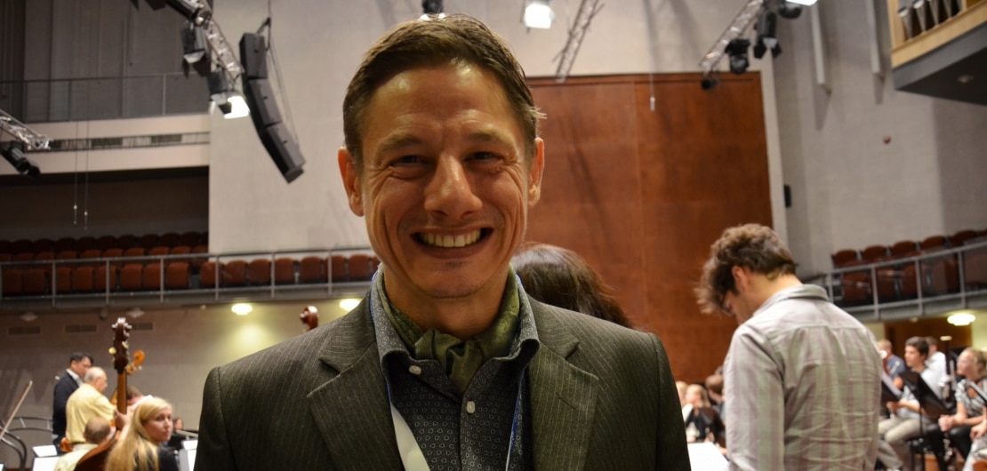 director_1110x530_acf_cropped