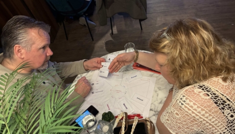 Ondernemers werken aan de tool 'Marketingkaarten'