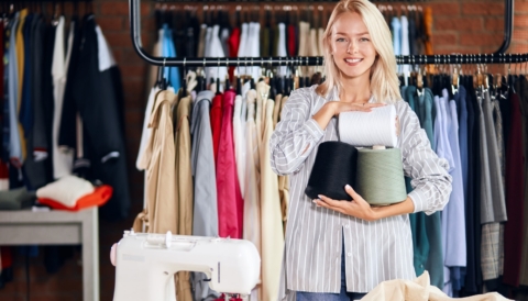 Kleding maken jonge dame